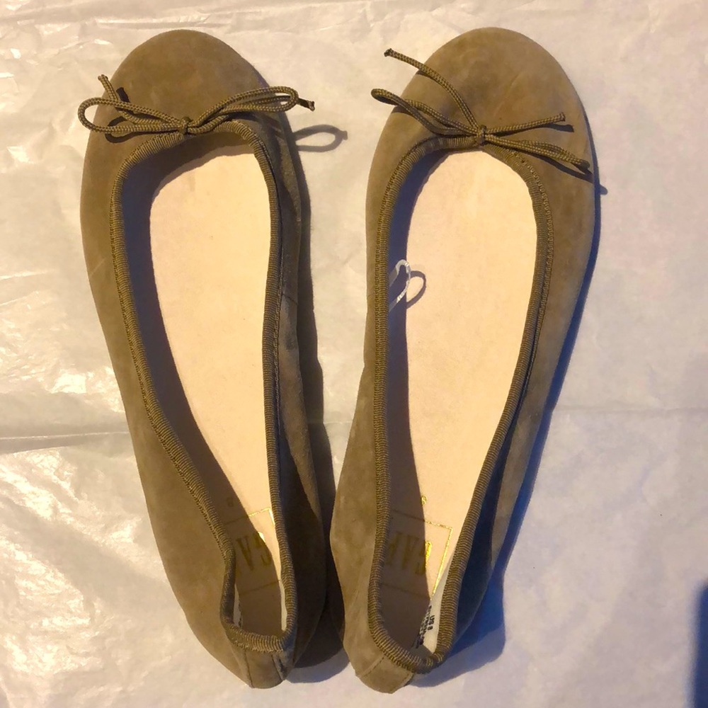 NWT- Tan Gap Ballet Flats size 8